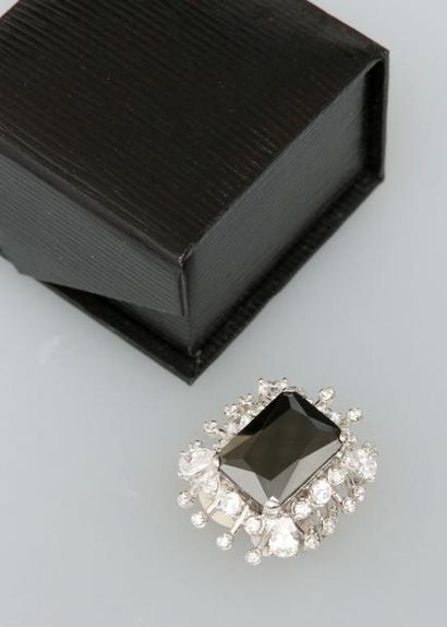 null LOEWS , Bague argentée, ornée d'un cristal noir et imitation diamants, dans...