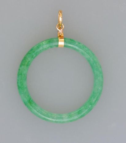 null Cercle de jade jadéite monté en pendentif d'or, 585 MM, diamètre : 5 cm, poids...