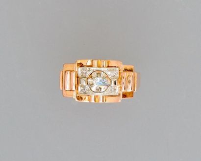null Bague en or rose , 750 MM, ornée d'un diamant et roses, vers 1940, taille :...
