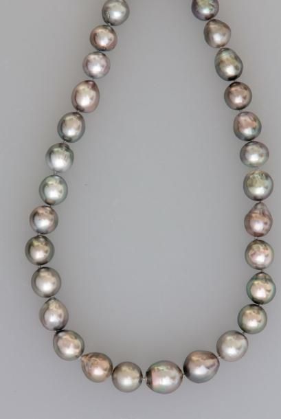 null Collier de perles de Tahiti, baroques, fermoir et chaînette d'or jaune, 585...