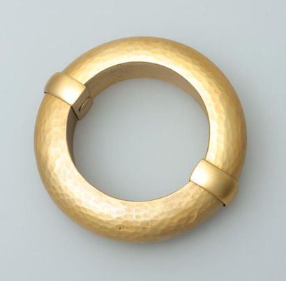 null Jean Paul GAULTIER, Bracelet doré martelé " Afrique " , diamètre intérieur :...