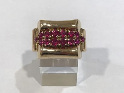 null Bague chevalière "Tank" ornée de deux rangées de rubis et pierres rouges - Pds...