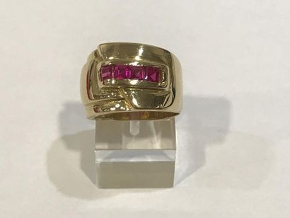 null Bague Tank en or jaune ornée d'une ligne de rubis de synthèse calibrés - PB...