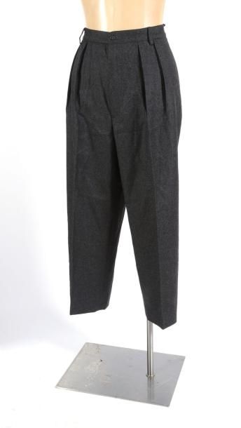 null GUY LAROCHE - Deux pantalons dont l'un en crèpe noir taille 40/42 et et l'autre...