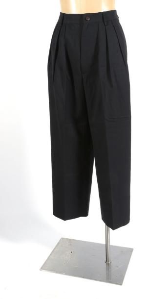 null GUY LAROCHE - Deux pantalons dont l'un en crèpe noir taille 40/42 et et l'autre...