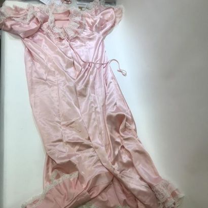 null Ensemble de nuit, 1 robe de chambre et 2 nuisettes rose et éléments en dentelle...