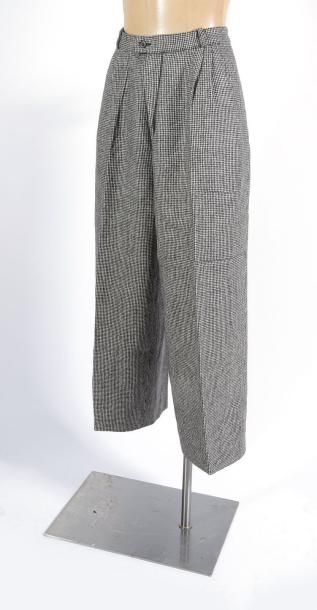 null JEAN LOUIS SHERRER - Deux pantalons l'un en tweed gris l'autre en crèpe noir...
