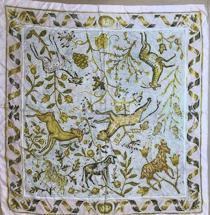 null HERMES - Carré en soie motif mosaique à décors d'animaux rose, jaune et Kaki...