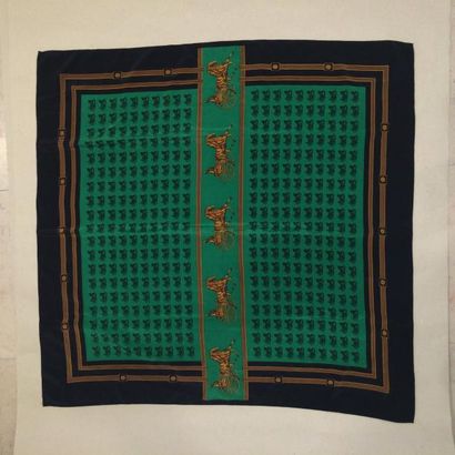 null Foulard à motifs de calèches sur fond vert et cadre bleu marine - 85x88cm 