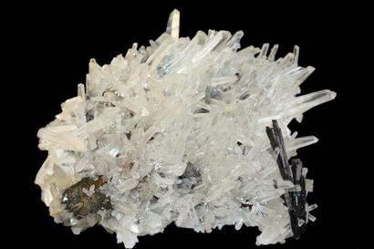 null Quartz, hubnérite et tétraédrite.Gerbe de cristaux de quartz brillants en association...