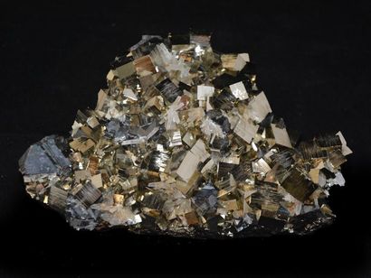 null Pyrite, quartz et galène..Magnifique association des trois minéraux, tous intacts...
