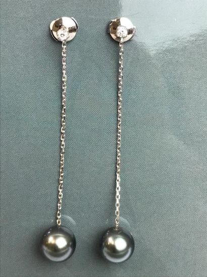 null Paire de pendants d'oreilles amovibles or blanc 3g80, ornée de 2 perles de Thaïti...