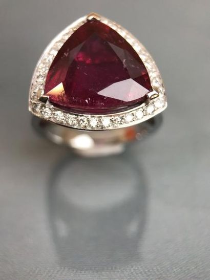 null Bague Design or blanc 12g55, sertie d'une Rubellite taille troïdia 8,90 cts...