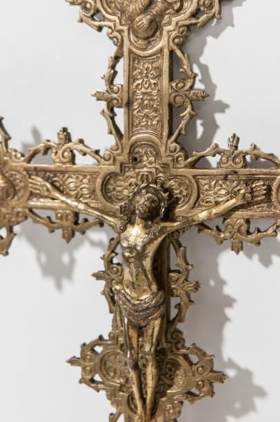 null Croix de procession en bronze. Les bras et extrémités de la croix terminés en...