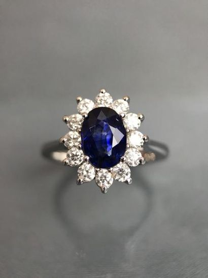 null Bague Ovale or blanc 6g20, ornée en son centre d'un Saphir taille ovale 1,35...