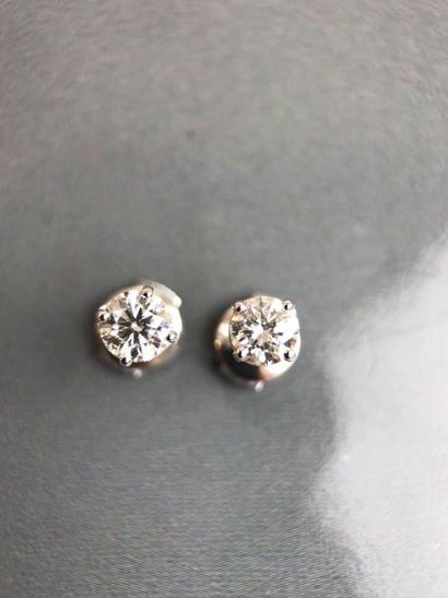 null Paire de boutons d'oreilles or blanc 1g20, ornée 2 diamants blancs taille moderne...