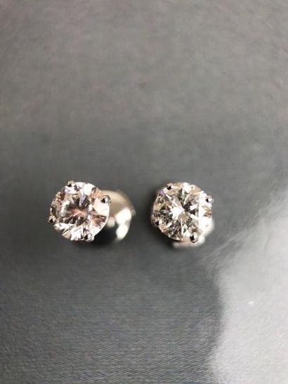 null Paire de boutons d'oreilles or blanc 1g45, ornée 2 diamants blancs taille moderne...