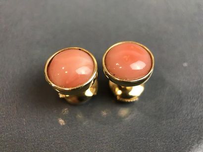 null Paire de boutons d'oreilles or 3g25, ornée de 2 coraux taille rond 8,00 mm en...