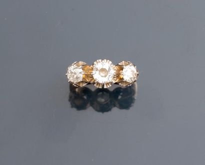 null Bague "Jarretière" en or jaune, 750 MM, ornée de trois diamants ronds sertis...