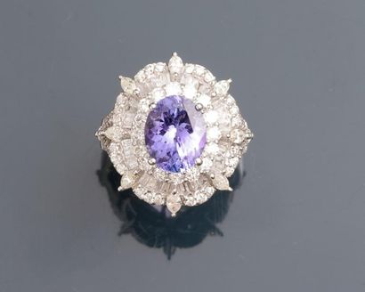 null Bague en or gris, 750 MM, centrée d'une tanzanite pesant 3 carats environ dans...