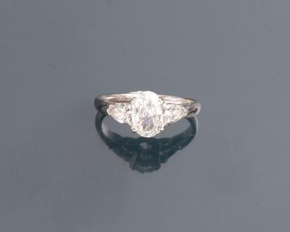 null Bague en or gris, 750 MM, ornée d'un diamant taille brillant pesant 1,32 carat...