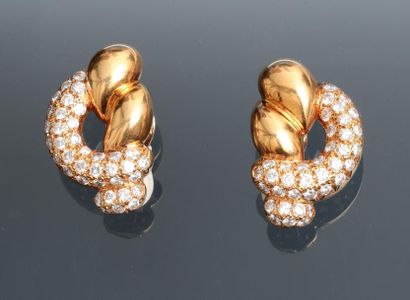 null Jolies boucles d'oreilles en or jaune, 750 MM, ornées de diamants, total : 3...