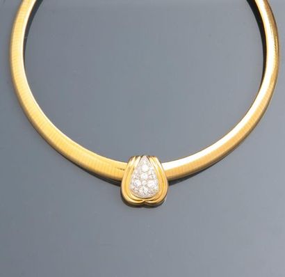 null Beau collier articulé en or jaune, 750 MM, centré d'un clip amovible, piriforme...