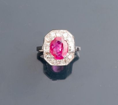 null Bague en or gris, 750 MM, ornée d'un rubis ovale pesant 1,87 carat certifié...