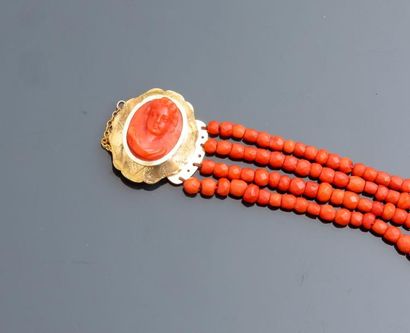 null Bracelet formé de quatre rangs de perles de corail naturel, fermoir en or jaune...