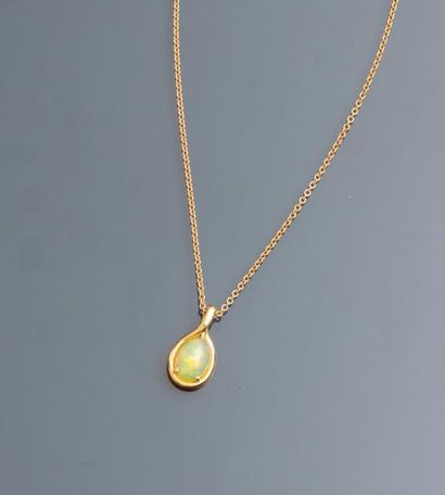 null Chaîne et pendentif en or jaune, 750 MM, orné d'une belle opale taille poire...