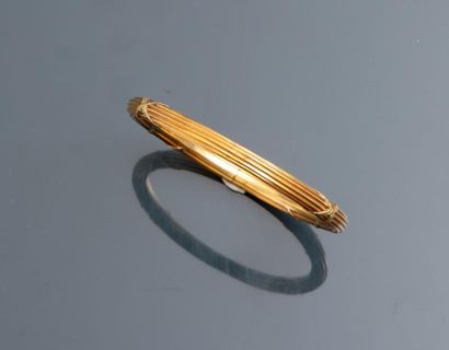 null Très beau bracelet jonc en or jaune, 750 MM, à décor de rubans, diamètre : 5,7...