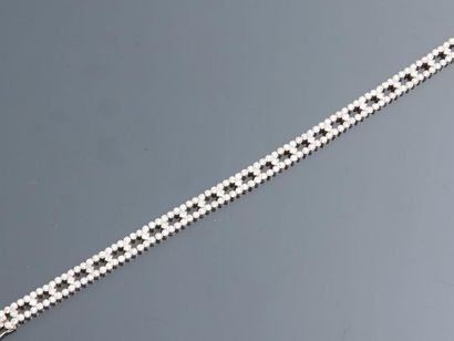 null Bracelet en or gris, 750 MM, souligné de diamants taille brillants, total :...