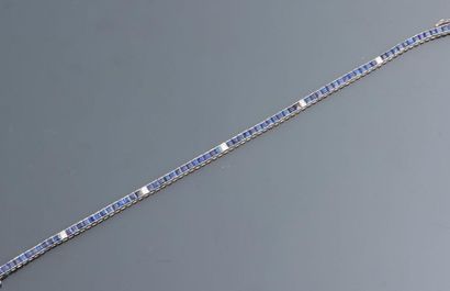 null Bracelet ligne en or gris, 750 MM, souligné de saphirs calibrés, total : 6 carats...