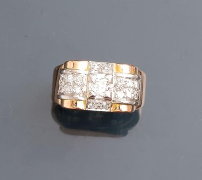 null Bague en or jaune 750MM et , platine 900 MM, ornée de diamants, vers 1940, taille...