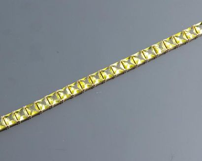 null Bracelet ligne en or jaune, 750 MM, souligné de péridots suiffés, longueur :...