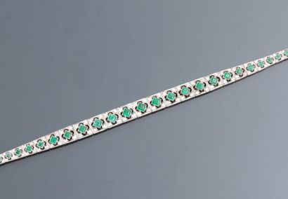null Jolii bracelet plat en or gris, 750 MM, souligné d'émeraudes et diamants, total...