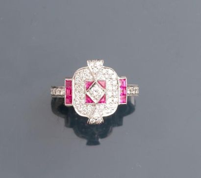 null Bague en or gris, 750 MM, ornée de rubis taillés et diamants, total : 0,80 carat...