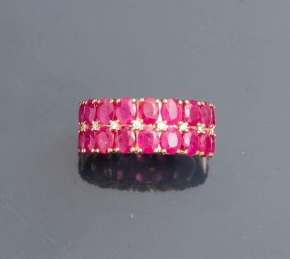 null Bague anneau en or rose, 750 MM, recouverte de rubis ovales enrichies de diamants,...