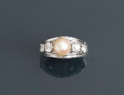 null Bague en or gris, 750 MM, ornée d'une perles et diamants, total : 1,20 carat...