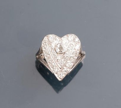 null Bague dessinant un coeur en or gris, 750 MM, recouverte de diamants, total :...