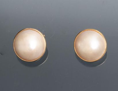 null Boucles d'oreilles en or jaune, 750 MM, chacun sertissant une perle Mabé, poids...