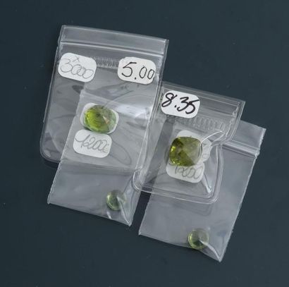 null Lot : Quatre quartz verts taille ronde et coussin, 