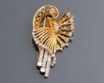 null Jolie broche en or jaune 750MM et , platine 900 MM, ornée de diamants ronds...