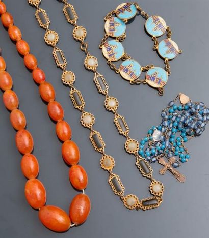 null Lot : chapelet, trois colliers de perles imitation, et un bracelet émaillé,...