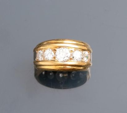 null Bague anneau en or jaune, 750 MM, centrée de cinq brillants, total : 1,30 carat...