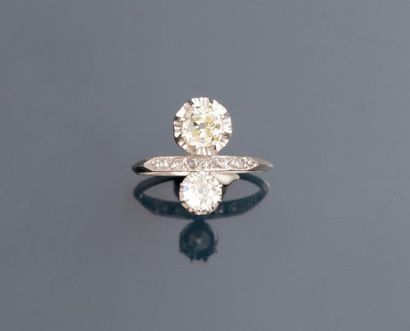 null Bague "toi et moi" en, platine 900 MM, ornée de deux diamants ronds 1,05 carat...