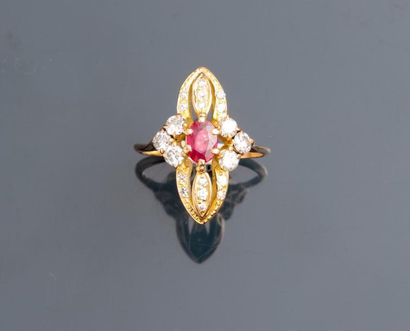 null Jolie bague en or jaune, 750 MM, centrée d'un rubis dans un décor diamanté,...
