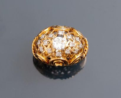 null Bague en or jaune ajouré, 750 MM, centrée d'un diamant rond sur des volutes...