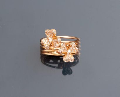 null Bague de cinq fils en or rose, 750 MM, dessinant deux fleurettes diamantées,...