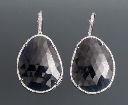 null Pendants d'oreilles en or gris, 750 MM, chacun orné d'un saphir naturel, total...